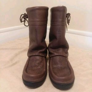 SOLD.      Tall Manitobah Boots